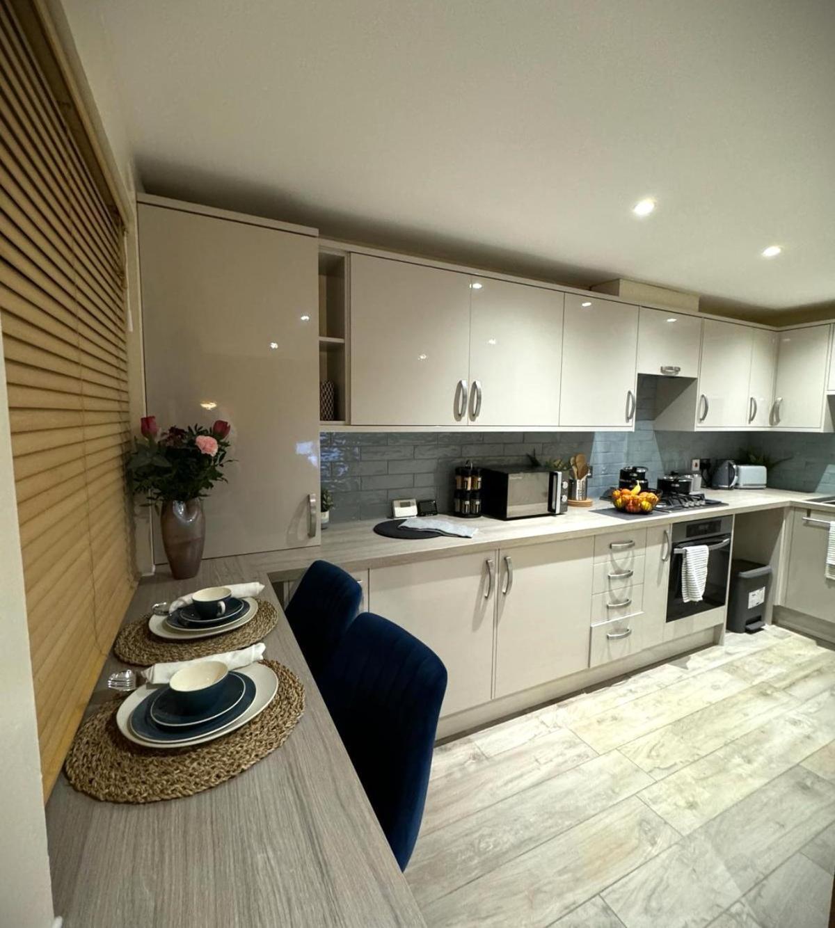 Large Cosy 2 Bedroom Ground Floor Flat In Stevenage Sg1 Sleeps 4-5 Free Parking Exterior photo